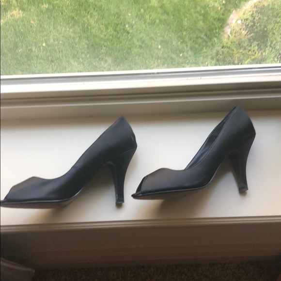 Steve Madden Black Satin Peep Toe Heels - Picture 3 of 7